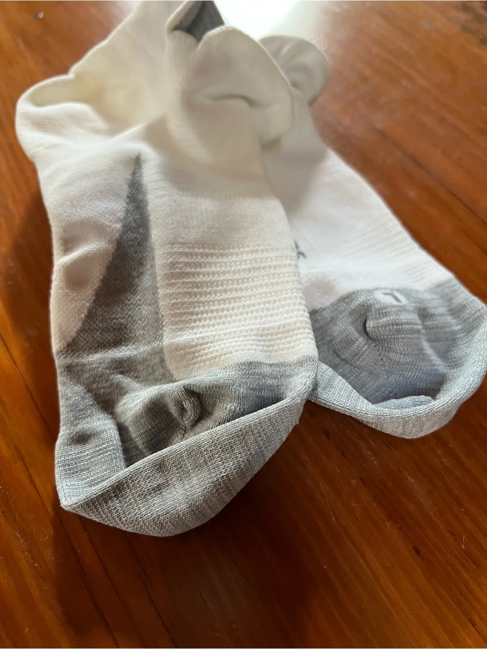 Feetures Elite Ultra Light No Show Tab Running Socks White Gray Size M New